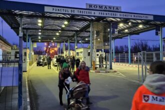 Ukrainians entering Romania